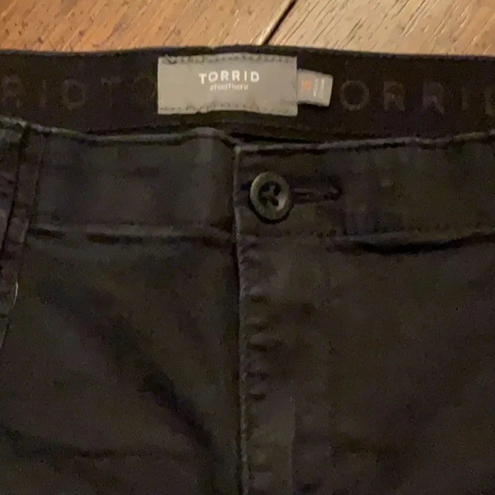 Torrid Women's Black Jeans Feel the Fit Jogger w/zippers at hem EUC Size 18